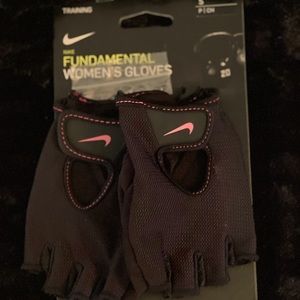 Nike fundamental women’s gloves